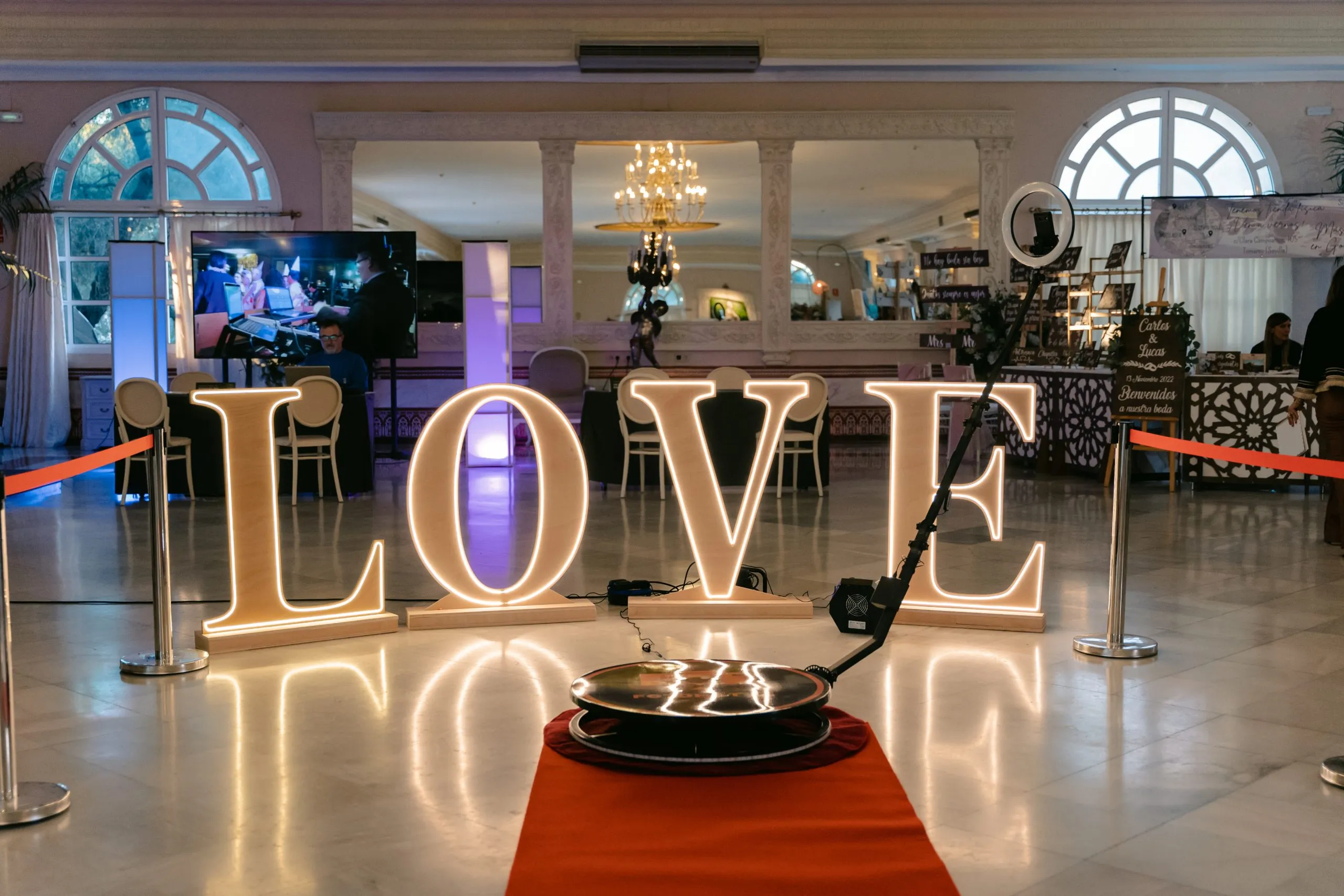 Platformă 360 cu inel de lumină în fața literelor LOVE iluminate la o nuntă