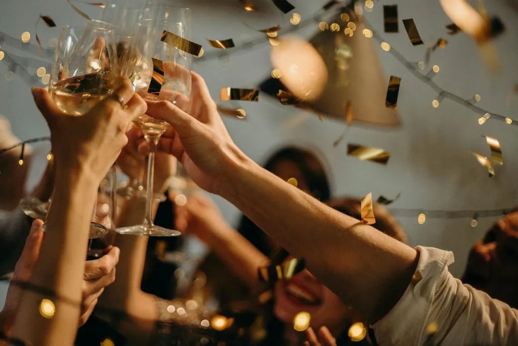 Invitados celebrando una fiesta de cumpleaños de adultos