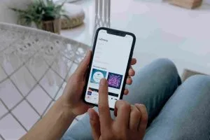 Playlist cu melodii pentru petrecere pe Spotify și Apple Music