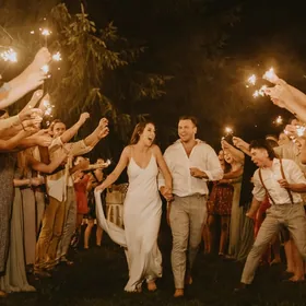 Los novios posando en el fotomatón de su boda