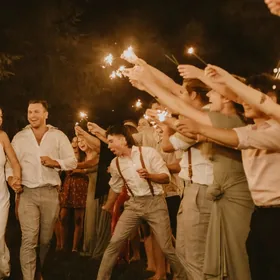 Invitados de una boda en la tira de fotos del evento