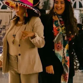 Brindis de los invitados en una fiesta de verano