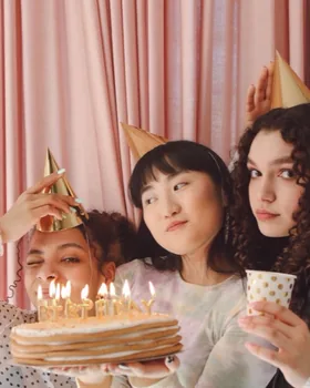 Invitadas con la tarta en el fotomatón de una celebración familiar