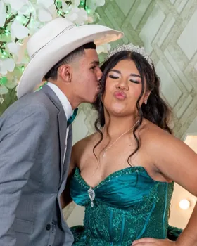 Pareja posando en la segunda toma de la misma tira
